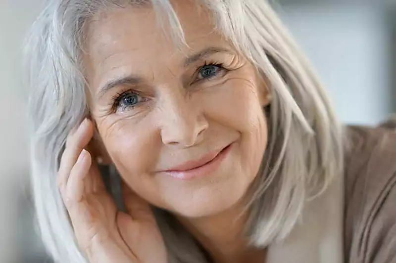 Femme senior souriante avec documents de mutuelle